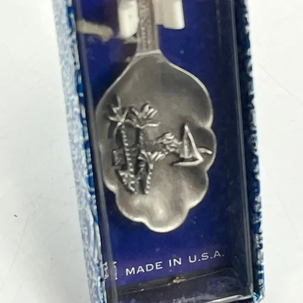 Unbranded vintage souvenir